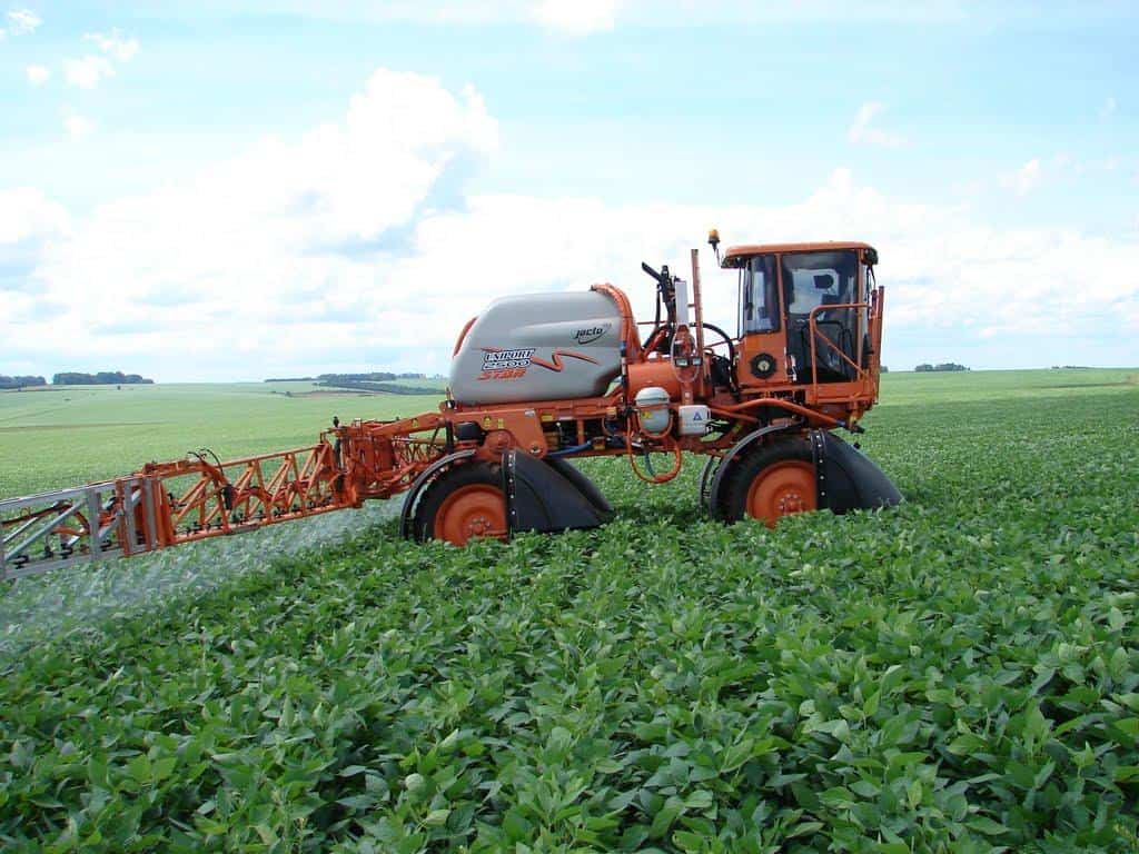 aplicação de defensivos agrícolas para combater a ferrugem asiática na soja