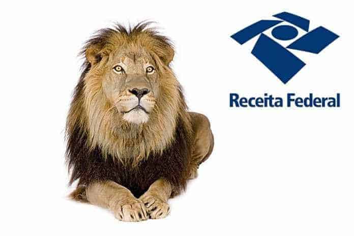 foto com um leão sentado e o logo da Receita Federal