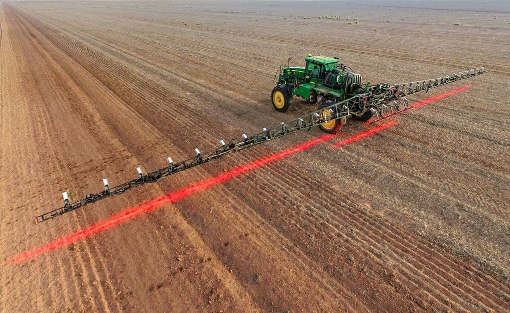 Máquina agrícola em campo, utilizando laser