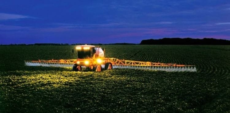 foto de aplicação noturna de defensivos agrícolas 