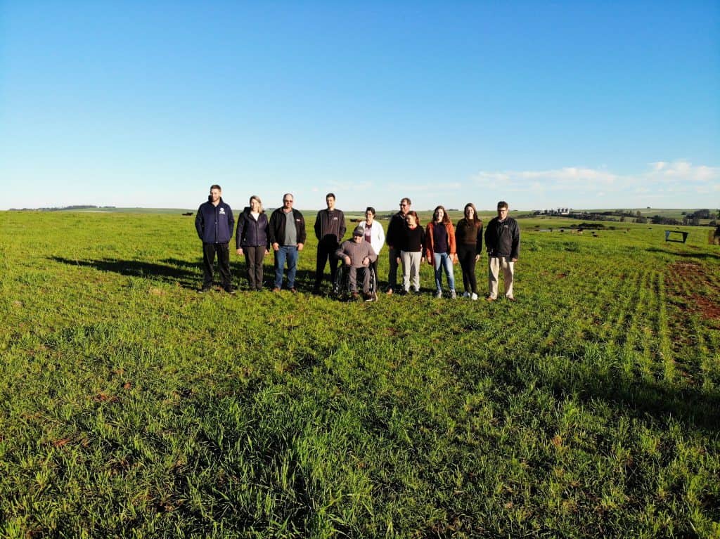 foto da família Müller reunida em um campo verde