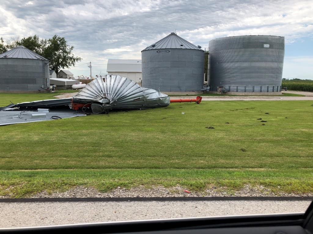Silos distorcidos e derrubados pelo derecho em Iowa (EUA)