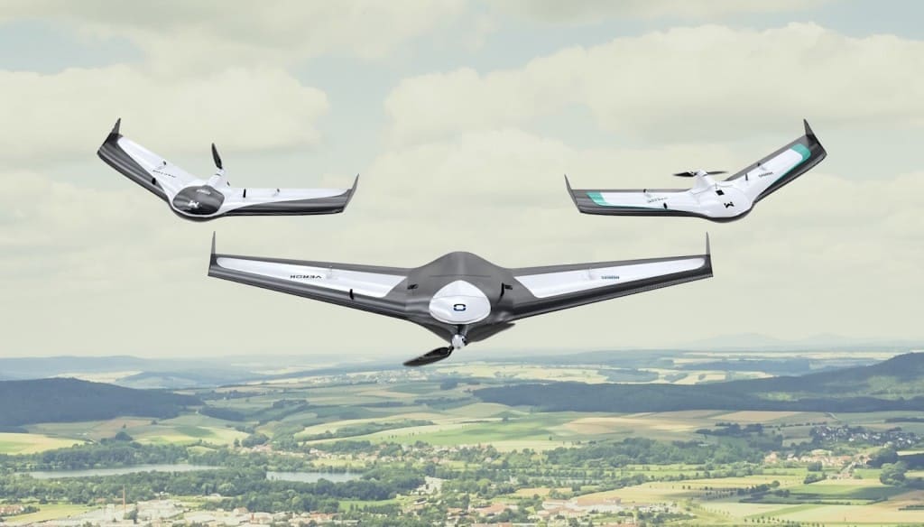 ilustração com três drones da Horus Aeronaves