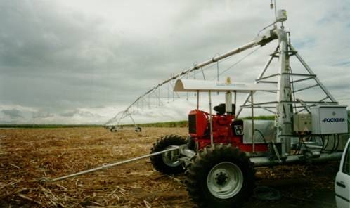 foto de carrinho com plataforma autopropelido em um campo para irrigação de feijão