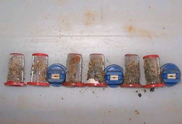 foto com filtros de pontas do pulverizador agrícola com resíduos de agroquímico