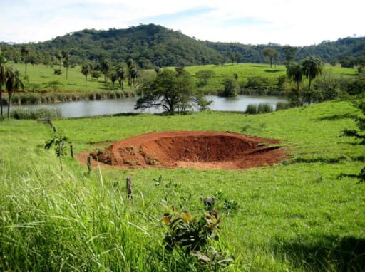 foto de barraginha, tanque estreito e fundo escavado no solo - artigo sobre reúso de água na agricultura