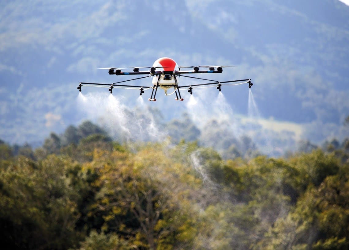 Operação com drone pulverizador do tipo pelicano
