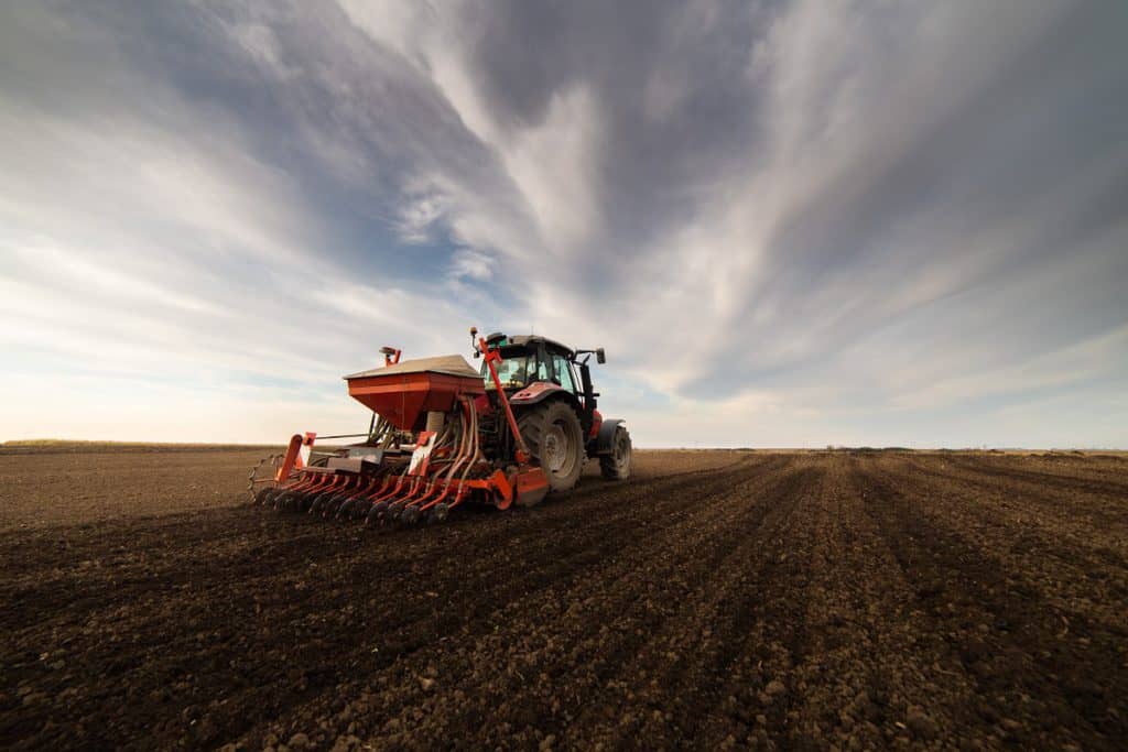 Plantabilidade: foto de semeadora em solo pronto para plantio