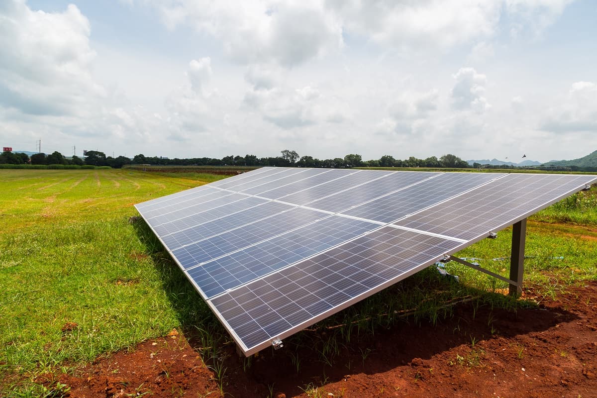 foto de placas de energia solar em fazenda