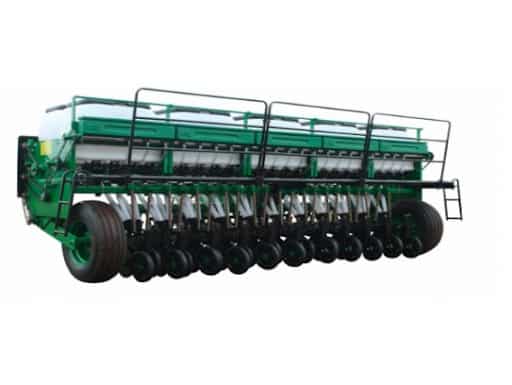 Mecanização agrícola: Foto de uma semeadora adubadora verde, com várias rodas pequenas no centro e duas rodas grandes nas extremidades.