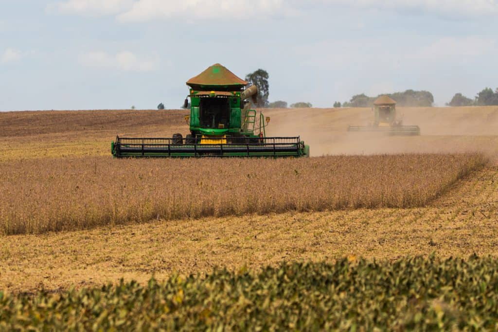 Mecanização agrícola: foto de colheitadeira em lavoura
