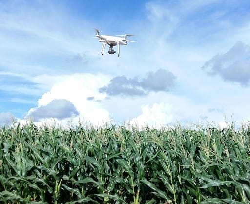 Produção agrícola: drone sobrevoando lavoura
