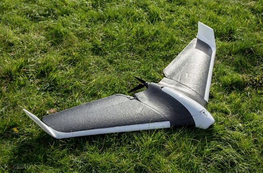 Foto de drone agrícola de duas asas pousado sobre grama