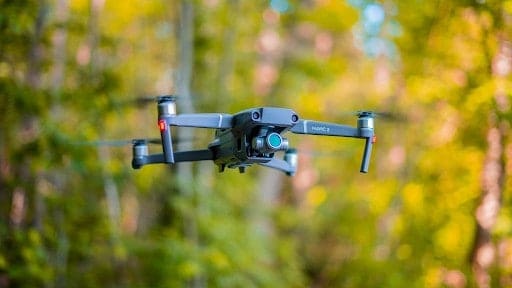 Drones agícolas sobrevoando campo, com quatro asas