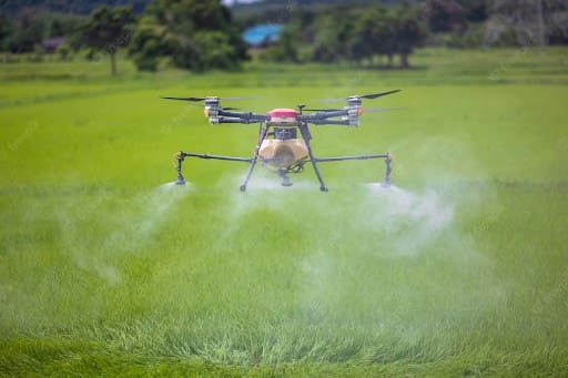 Foto de drones agrícolas pulverizando campo com grama rasteira