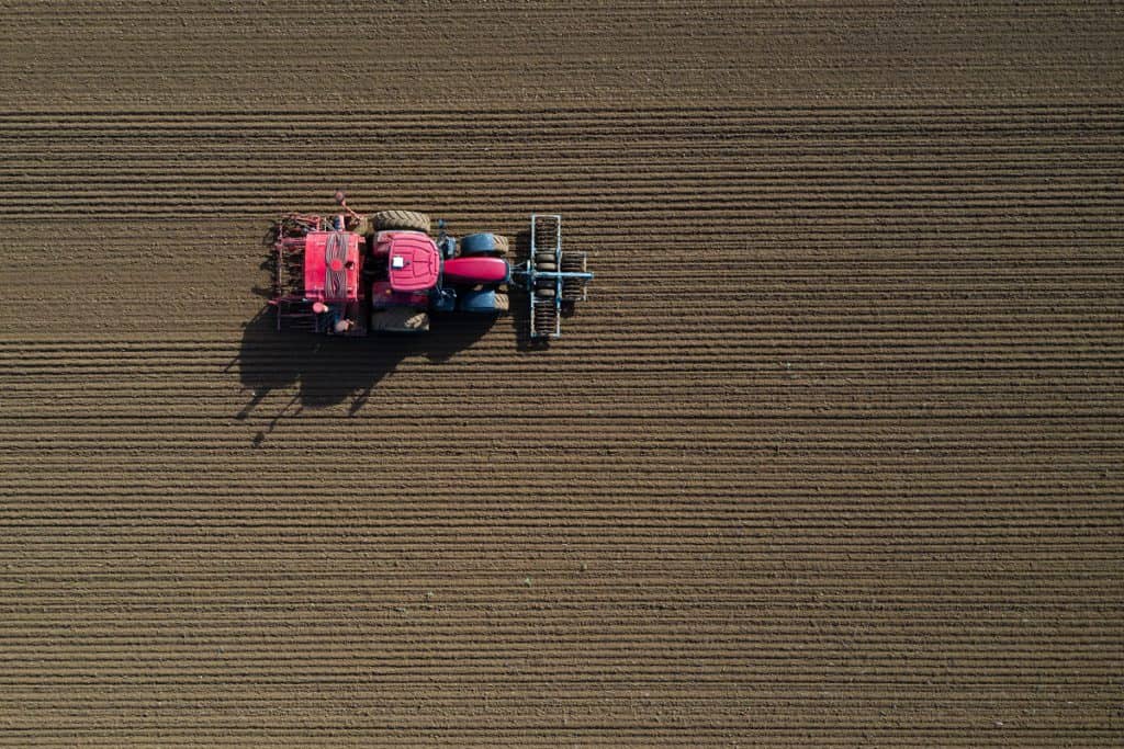 Foto de máquina agrícola vermelha em lavoura