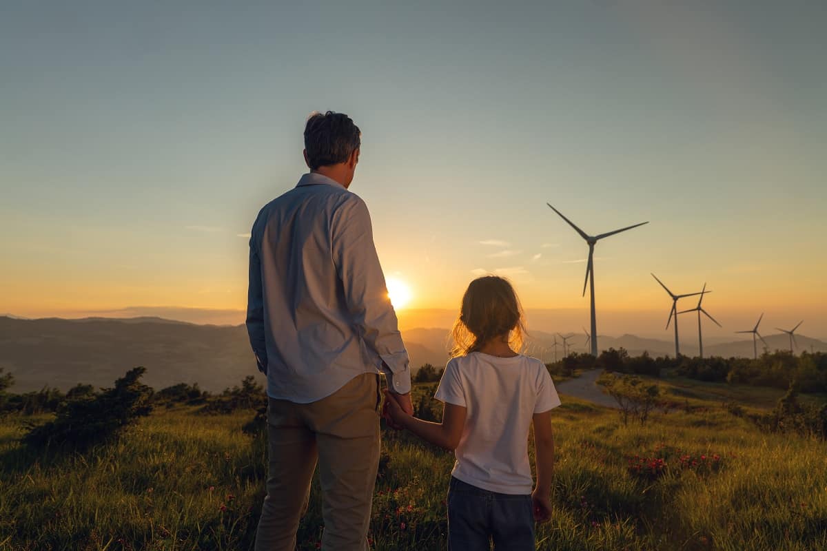 pai e filho em um campo de energia eólica