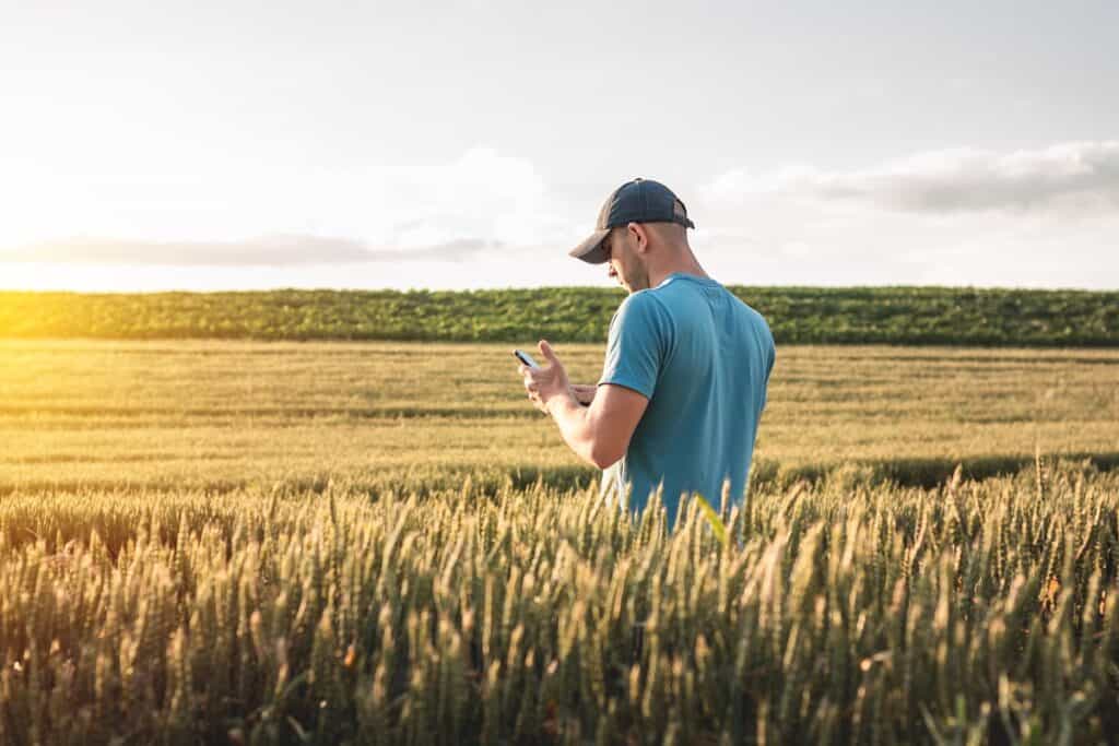 homem no campo representando a utilização de novas tecnologias no campo