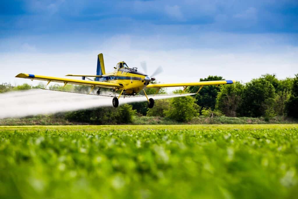 Avião pulverizando lavoura