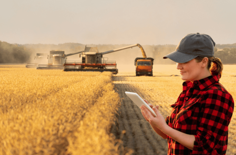 Produtora rural emitindo nota fiscal pelo seu tablet, no meio da lavoura