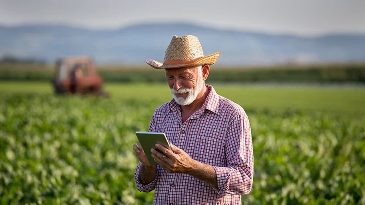 produtor rural usando tablet na lavoura para emitir sua nota fiscal eletrônica